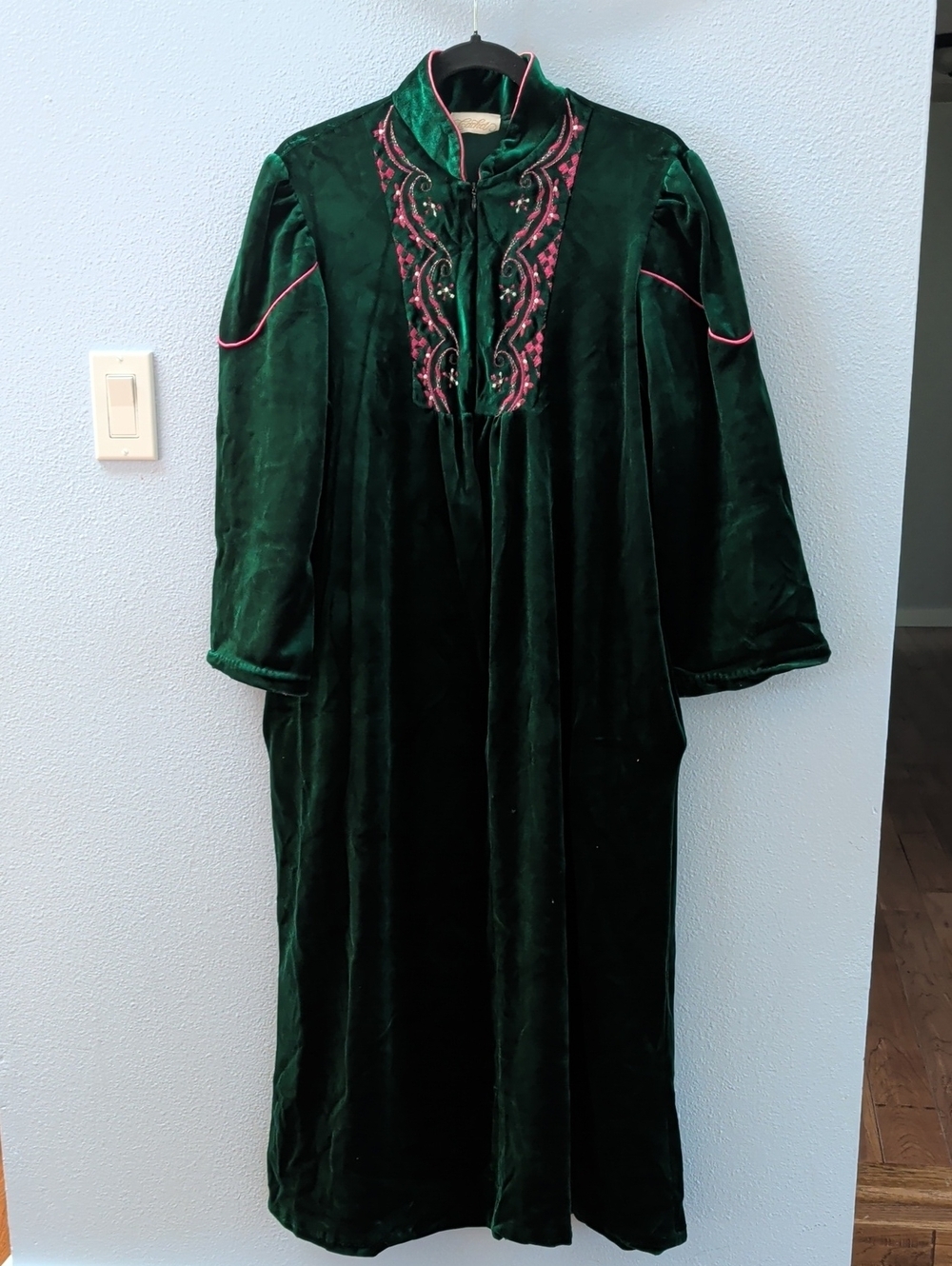 Cachet Emerald Green Velour Vintage Grannycore Piece with Pink Trim Robe